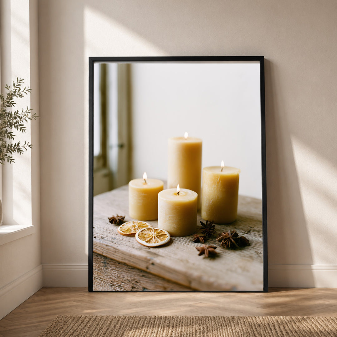 Goldene Kerzen im Stillleben Poster – Schwarzer Rahmen – Produktfoto