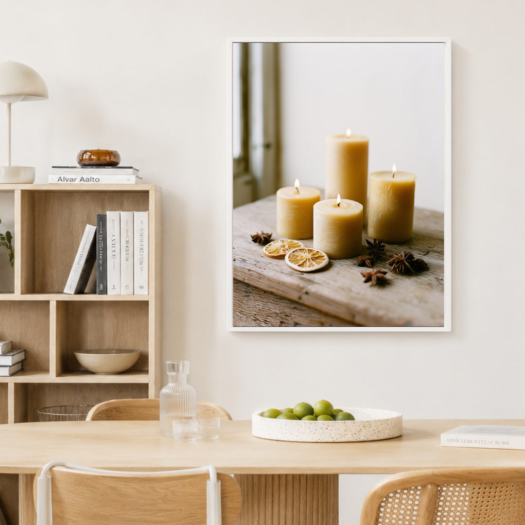 Goldene Kerzen im Stillleben Poster – Weißer Rahmen – Produktfoto