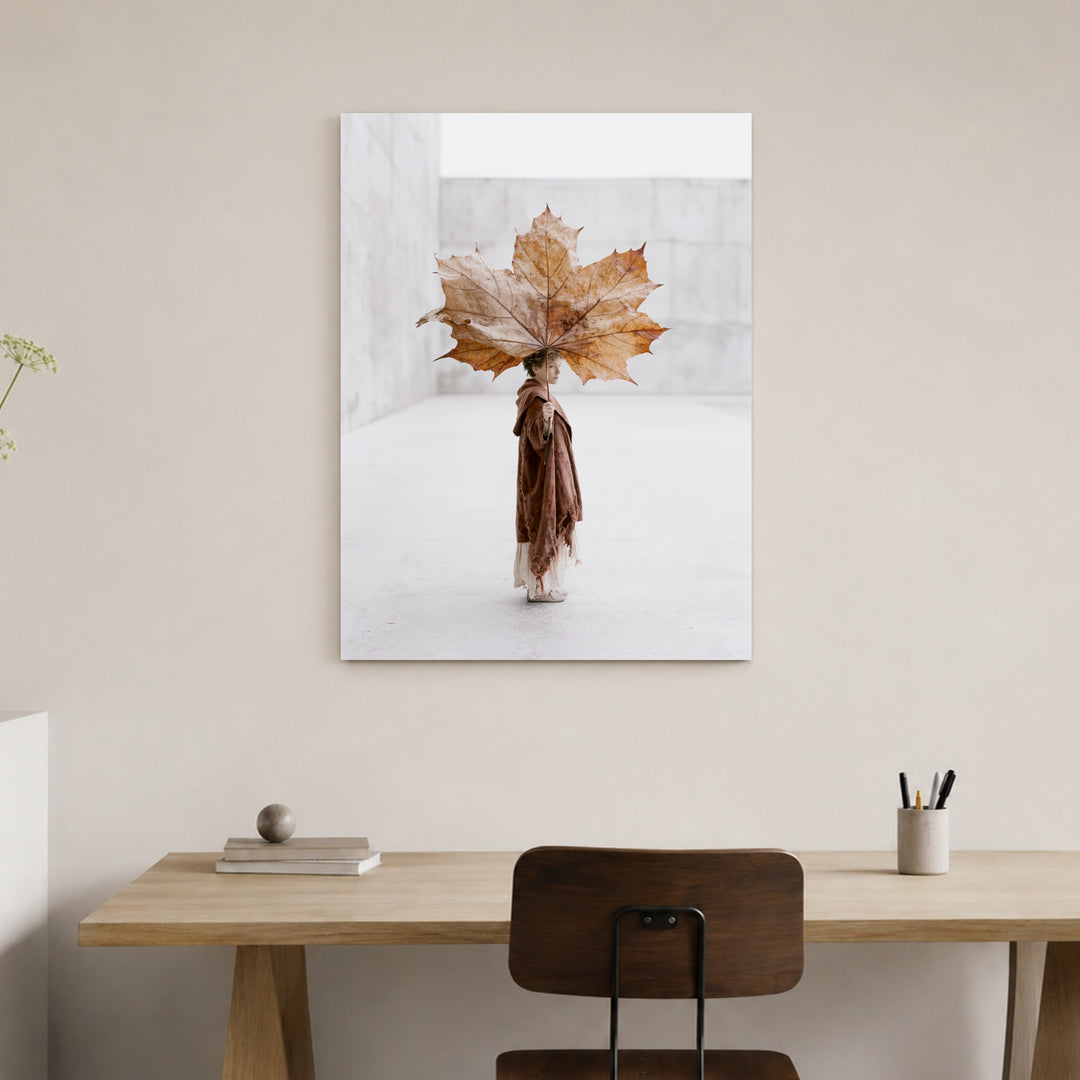Kind mit Ahornblatt-Schirm Poster – Ohne Rahmen – Produktfoto