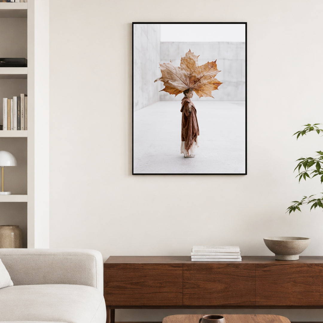 Kind mit Ahornblatt-Schirm Poster – Schwarzer Rahmen – Produktfoto