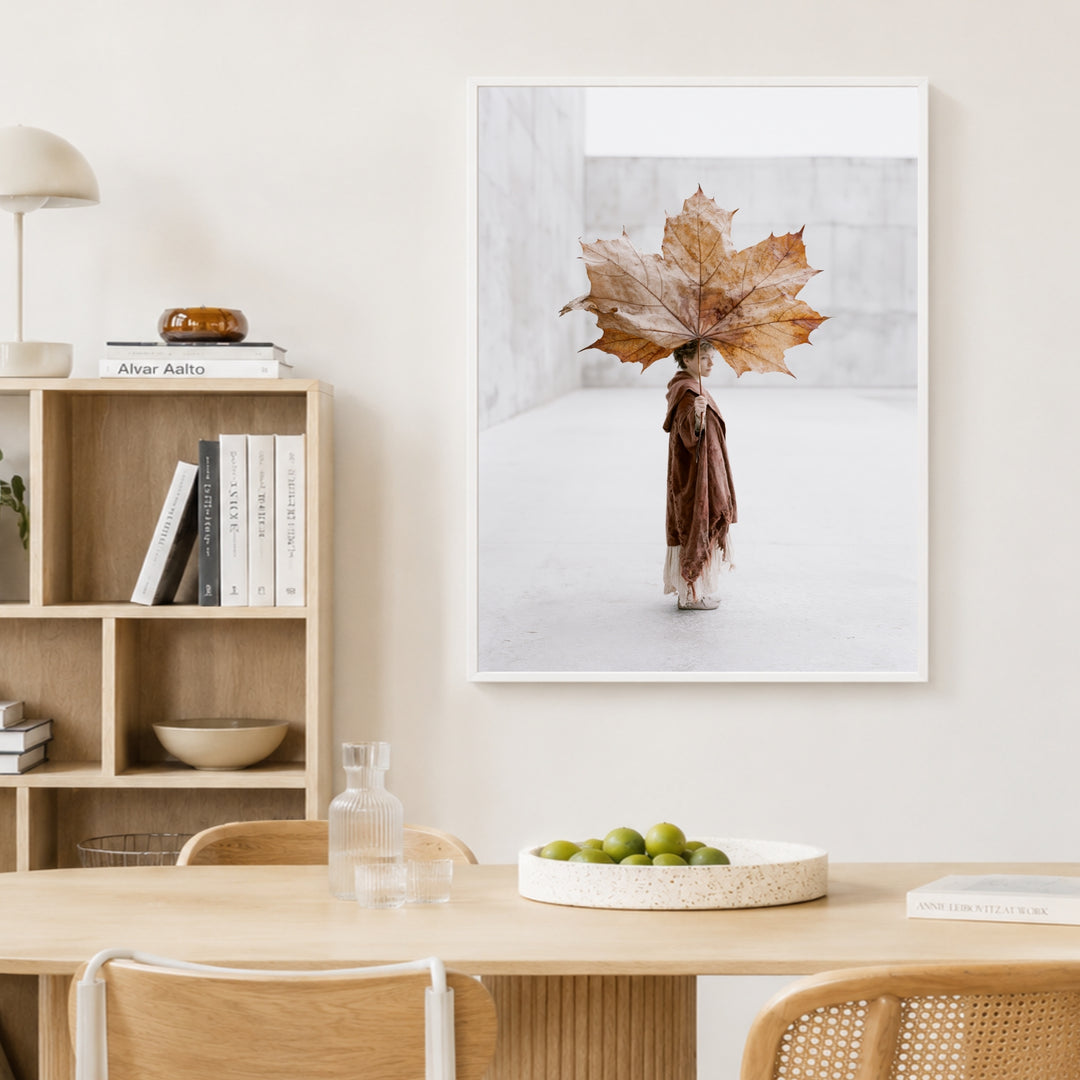 Kind mit Ahornblatt-Schirm Poster – Weißer Rahmen – Produktfoto