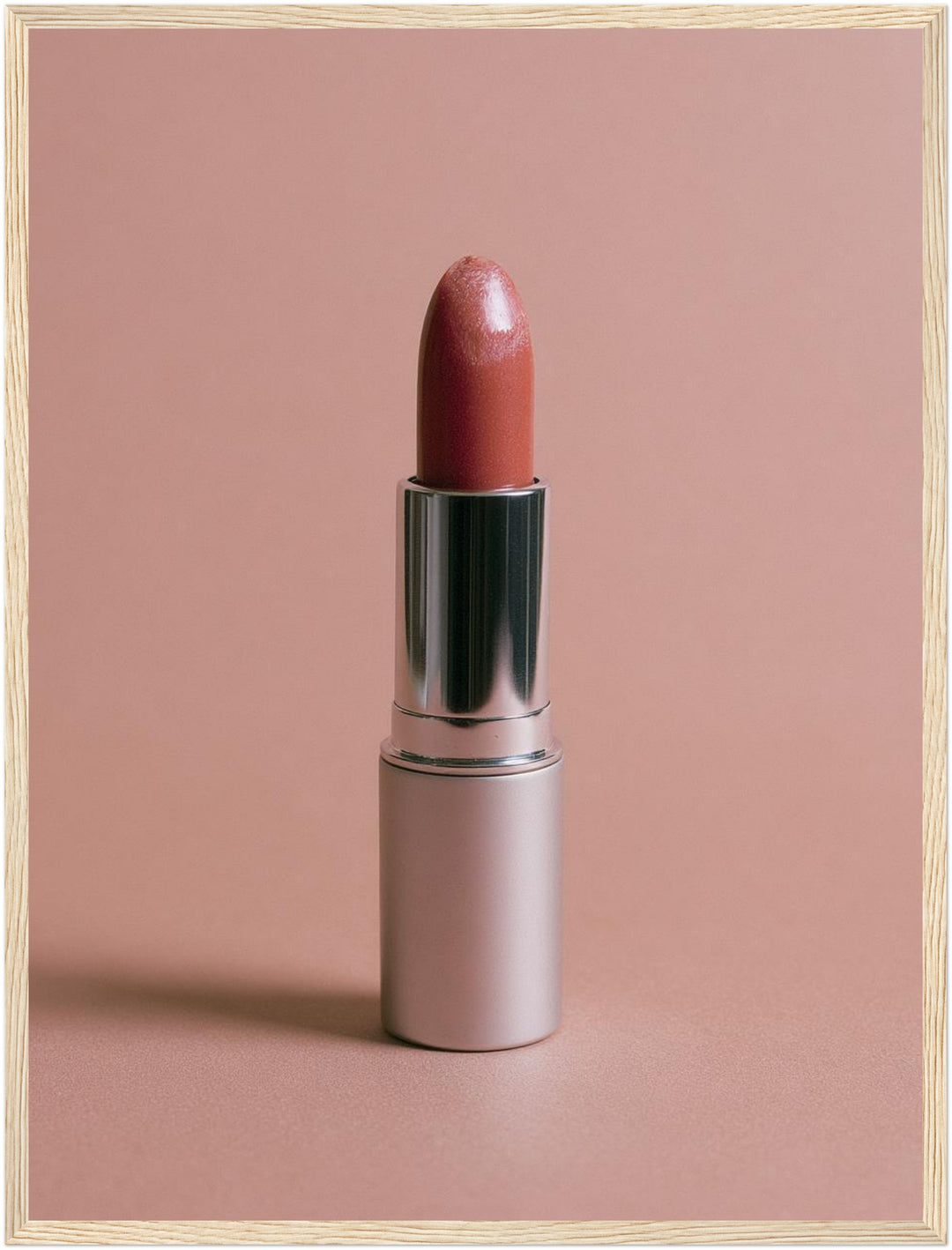 Lippenstift Nude Stillleben Poster – Holz natur Rahmen – Produktfoto