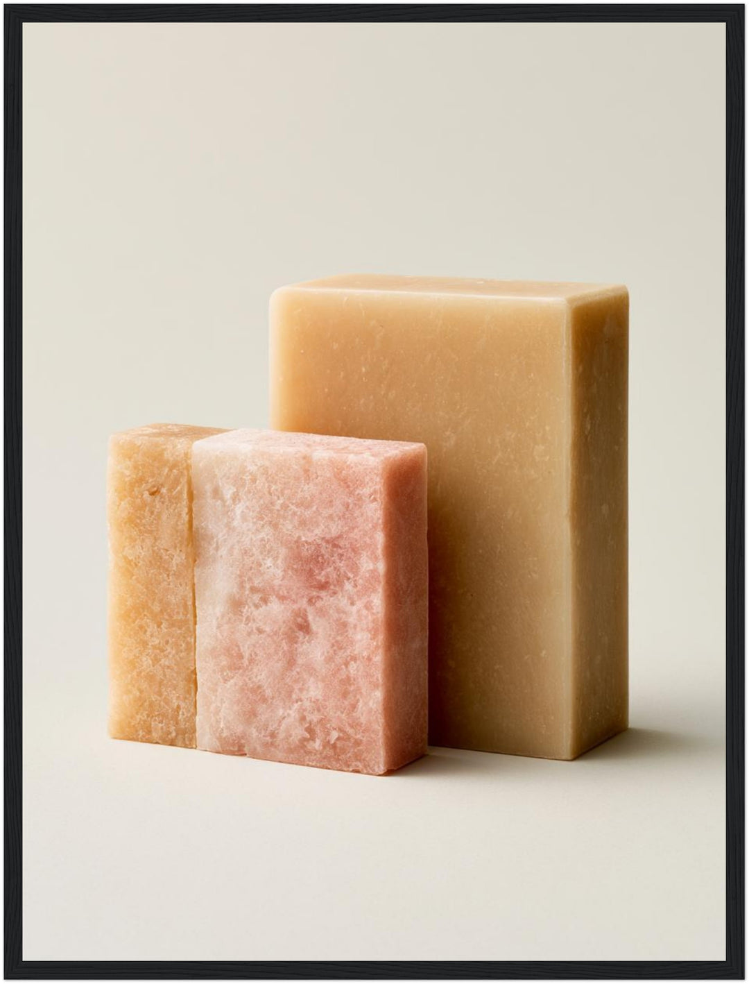 Naturseifen Stillleben Poster – Schwarzer Rahmen – Produktfoto