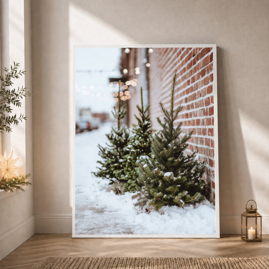 Winterliche Tannen im Schnee Poster – Weißer Rahmen – Produktfoto