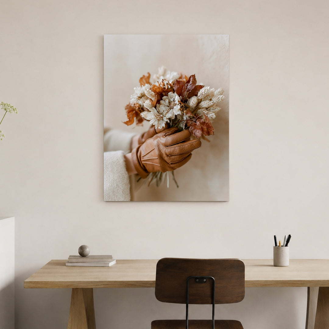 Getrockneter Herbststrauß mit Lederhandschuh Poster – Ohne Rahmen – Produktfoto