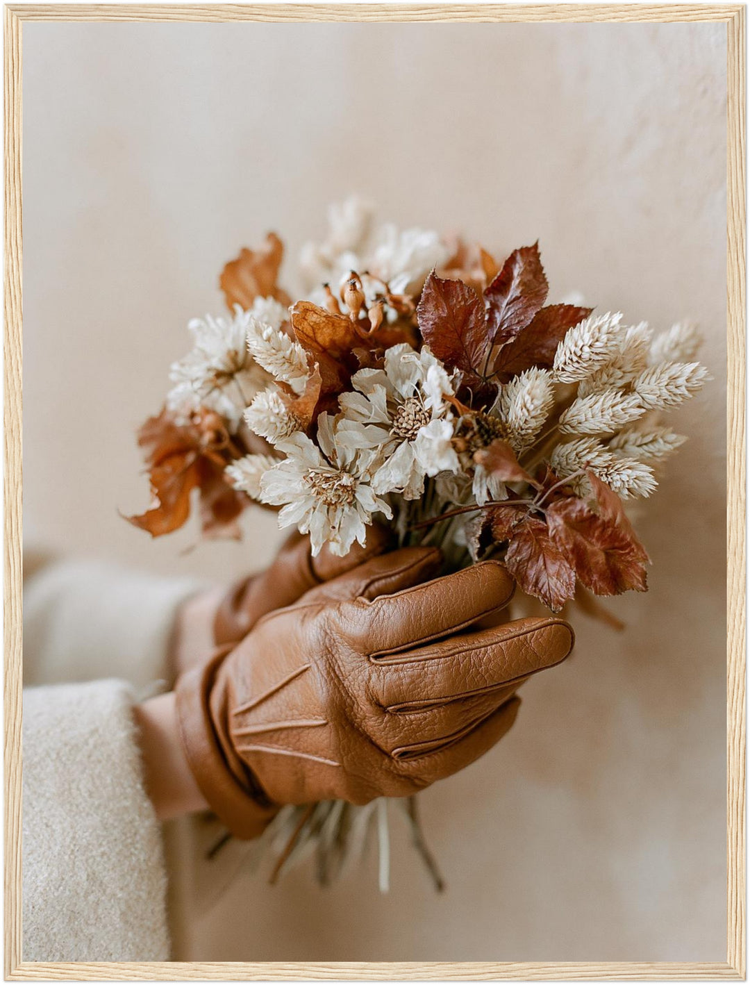 Getrockneter Herbststrauß mit Lederhandschuh Poster – Holz natur Rahmen – Produktfoto