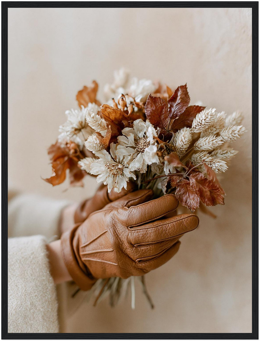Getrockneter Herbststrauß mit Lederhandschuh Poster – Schwarzer Rahmen – Produktfoto