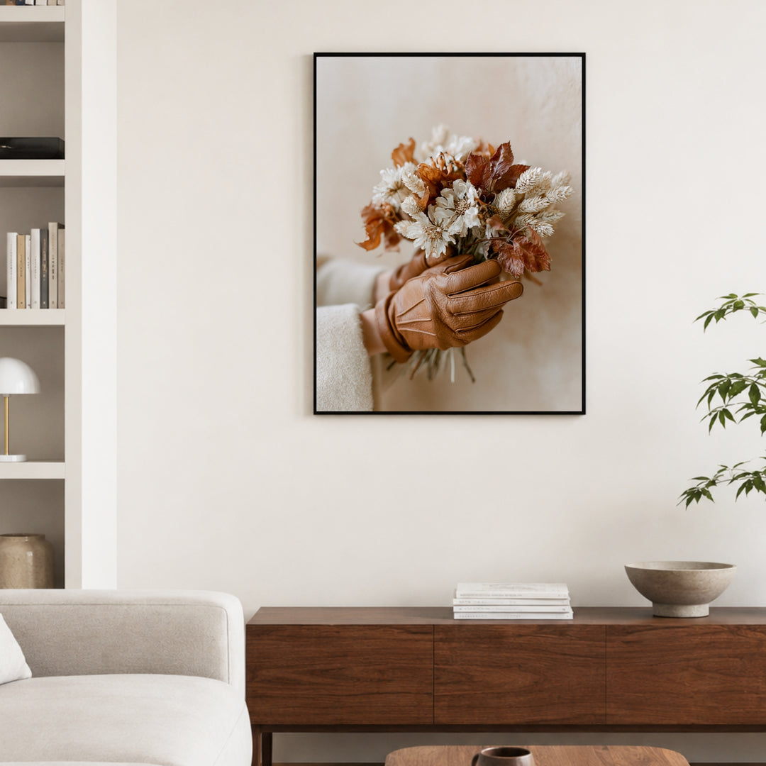 Getrockneter Herbststrauß mit Lederhandschuh Poster – Schwarzer Rahmen – Produktfoto