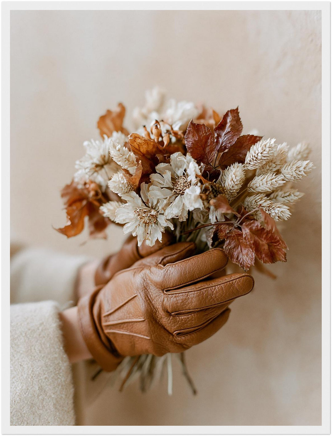 Getrockneter Herbststrauß mit Lederhandschuh Poster – Weißer Rahmen – Produktfoto