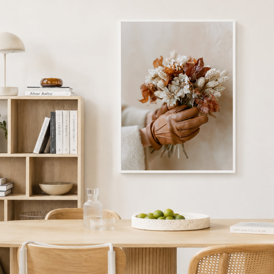 Getrockneter Herbststrauß mit Lederhandschuh Poster – Weißer Rahmen – Produktfoto