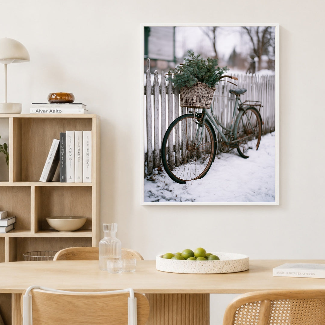 Vintagefahrrad im Winterschnee Poster – Weißer Rahmen – Produktfoto