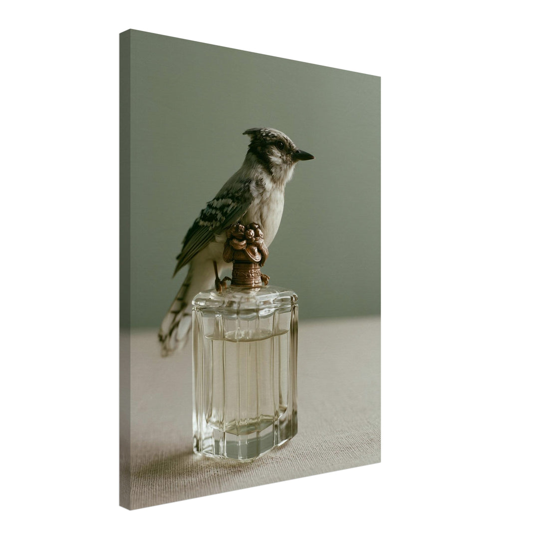 Vogel auf Parfumflasche Leinwandbild – Schräge Ansicht – Produktfoto
