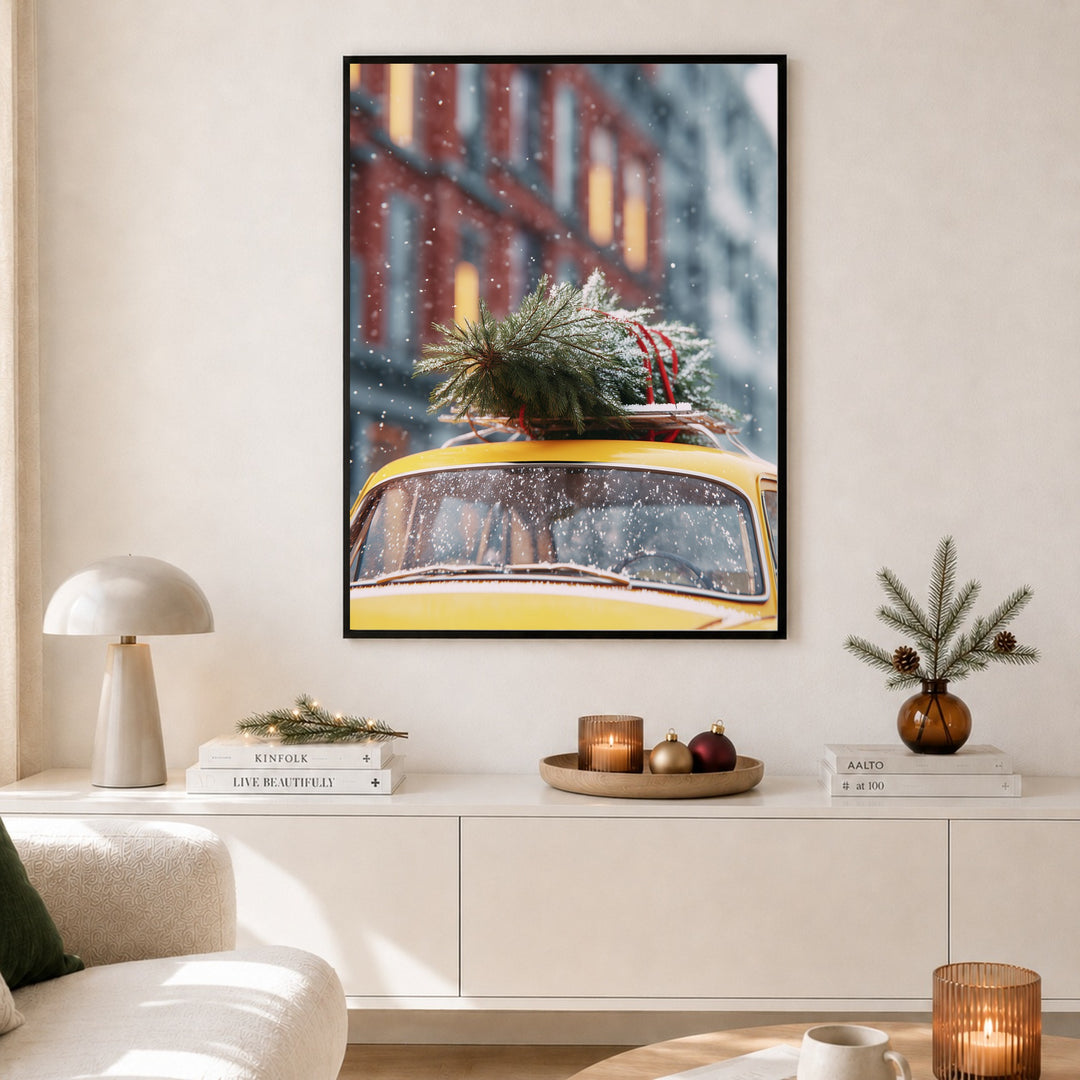 Weihnachtsbaum auf gelbem Wagen Poster – Schwarzer Rahmen – Produktfoto