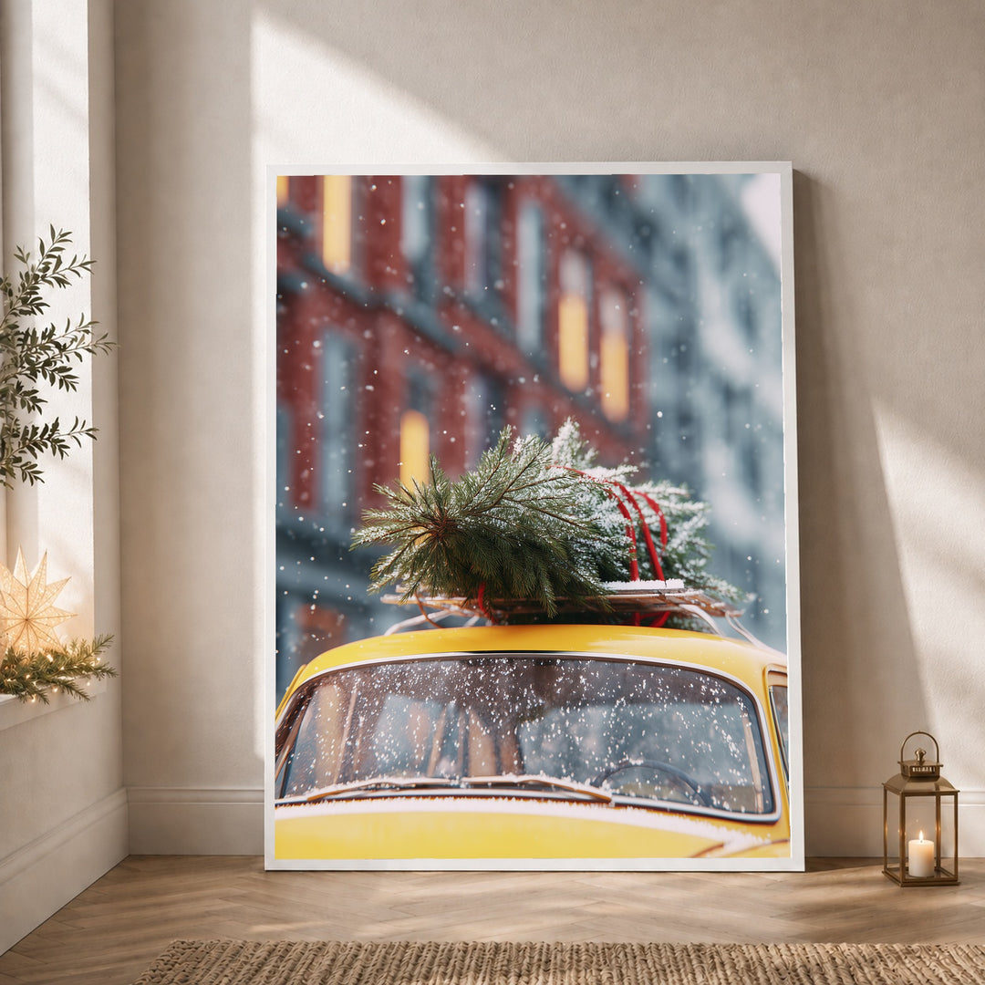 Weihnachtsbaum auf gelbem Wagen Poster – Weißer Rahmen – Produktfoto