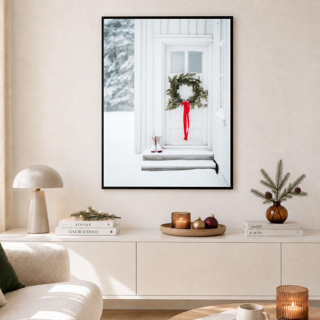 Winterkranz am weißen Eingang Poster – Schwarzer Rahmen – Produktfoto