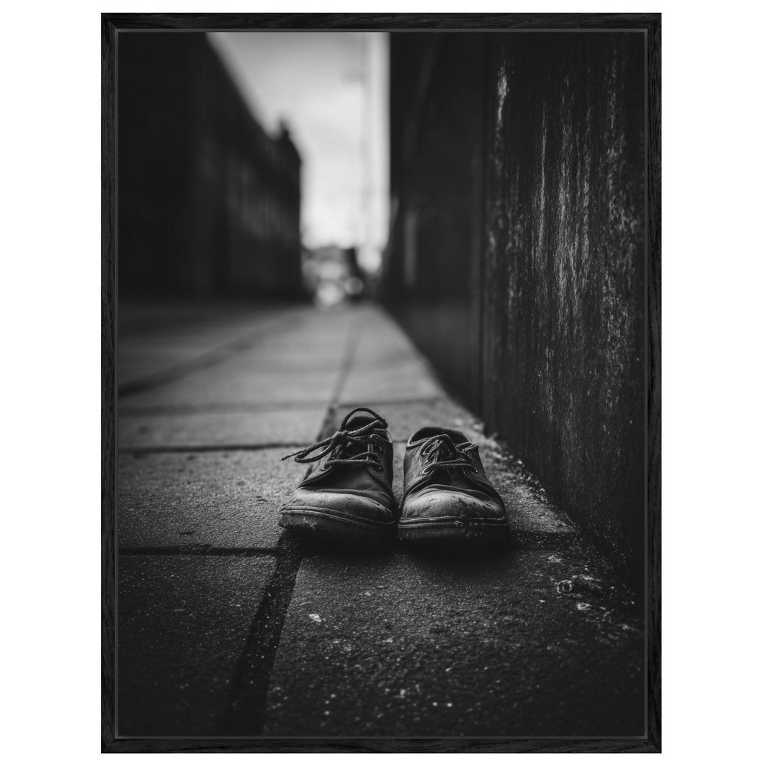 Verlassene Schuhe Schwarz Weiß Leinwandbild abstrakt – Leinwand auf Holzrahmen – Ansicht 2