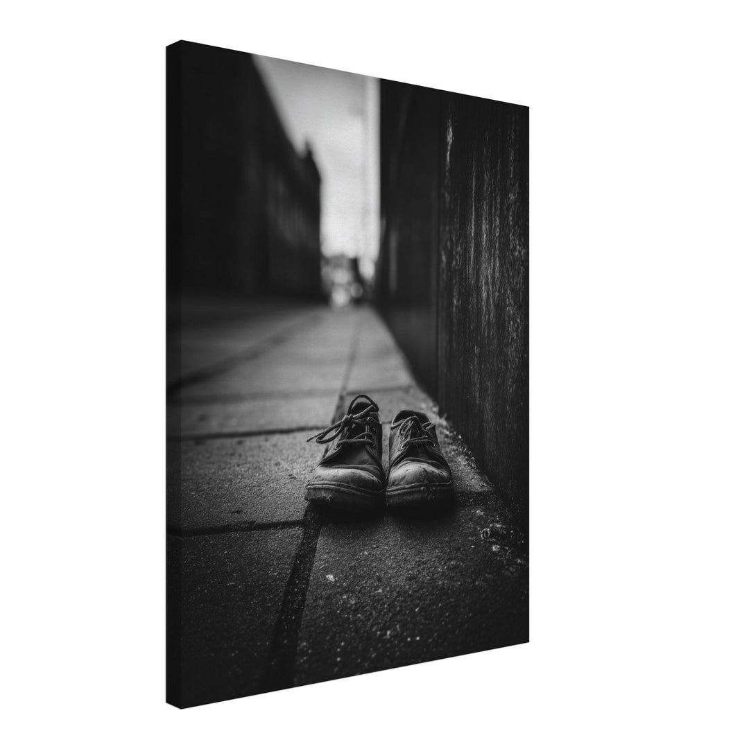 Verlassene Schuhe Schwarz Weiß Leinwandbild abstrakt – Leinwand auf Holzrahmen – Ansicht 4