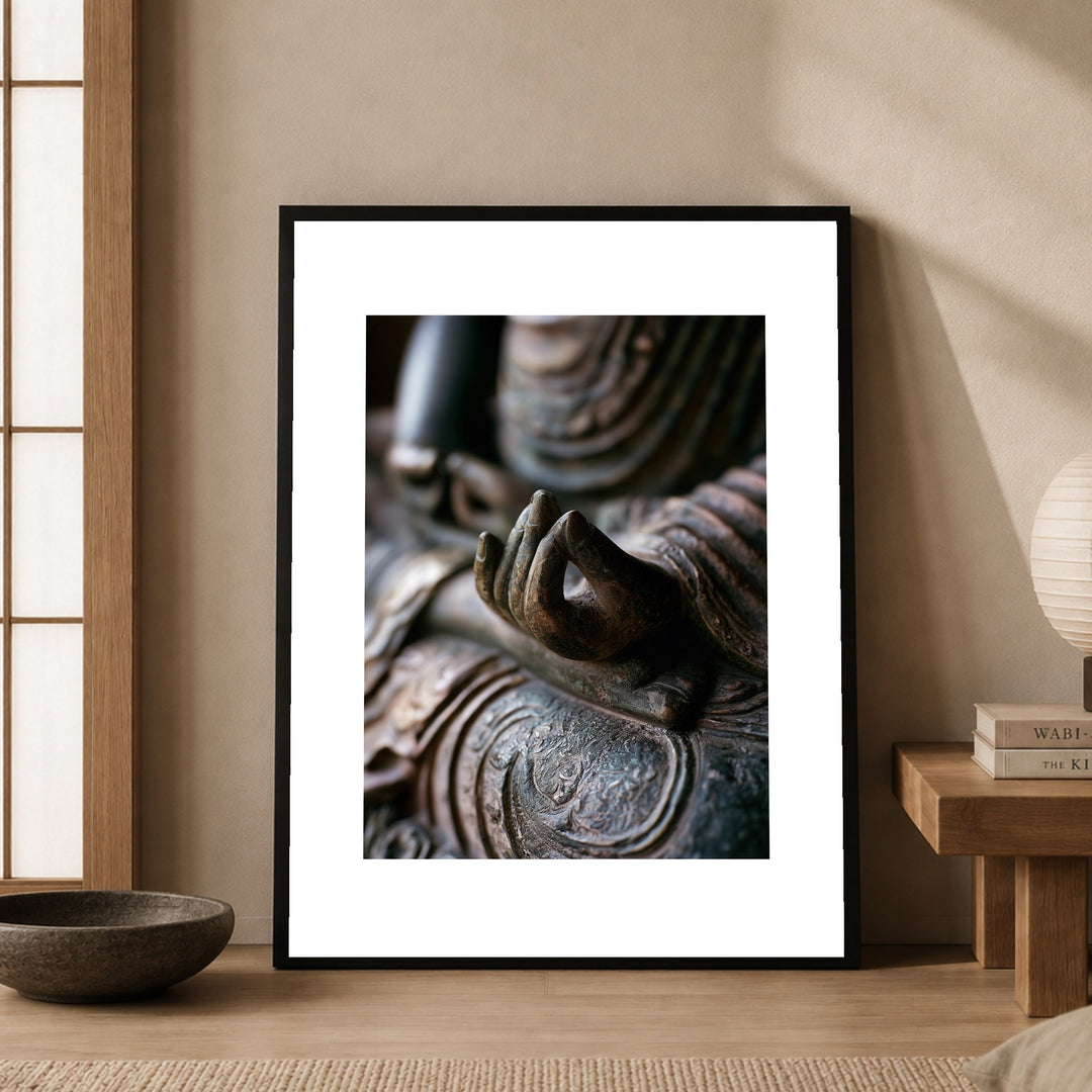 Mudra in Bronze Poster – Schwarzer Rahmen – Produktfoto
