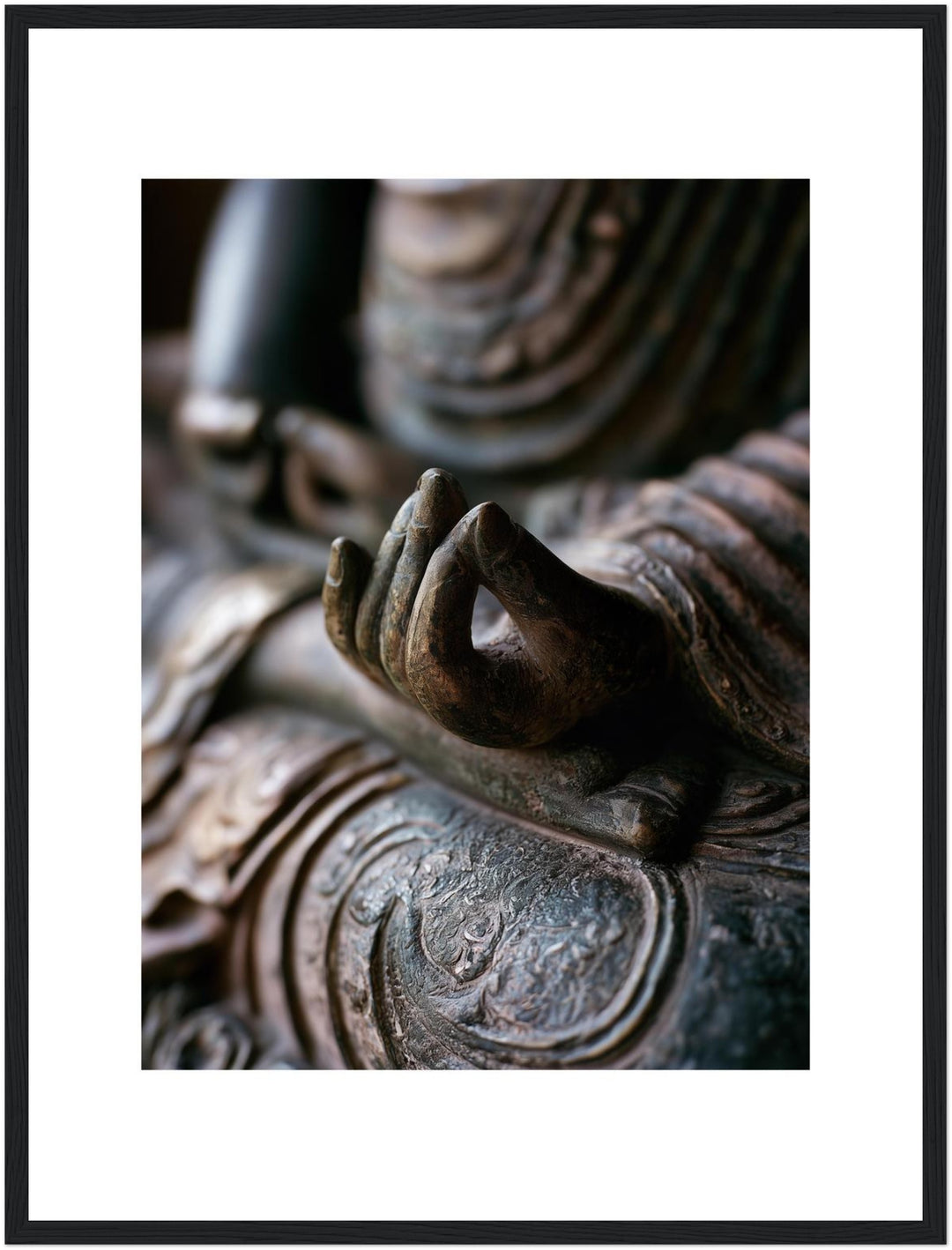 Mudra in Bronze Poster – Schwarzer Rahmen – Produktfoto