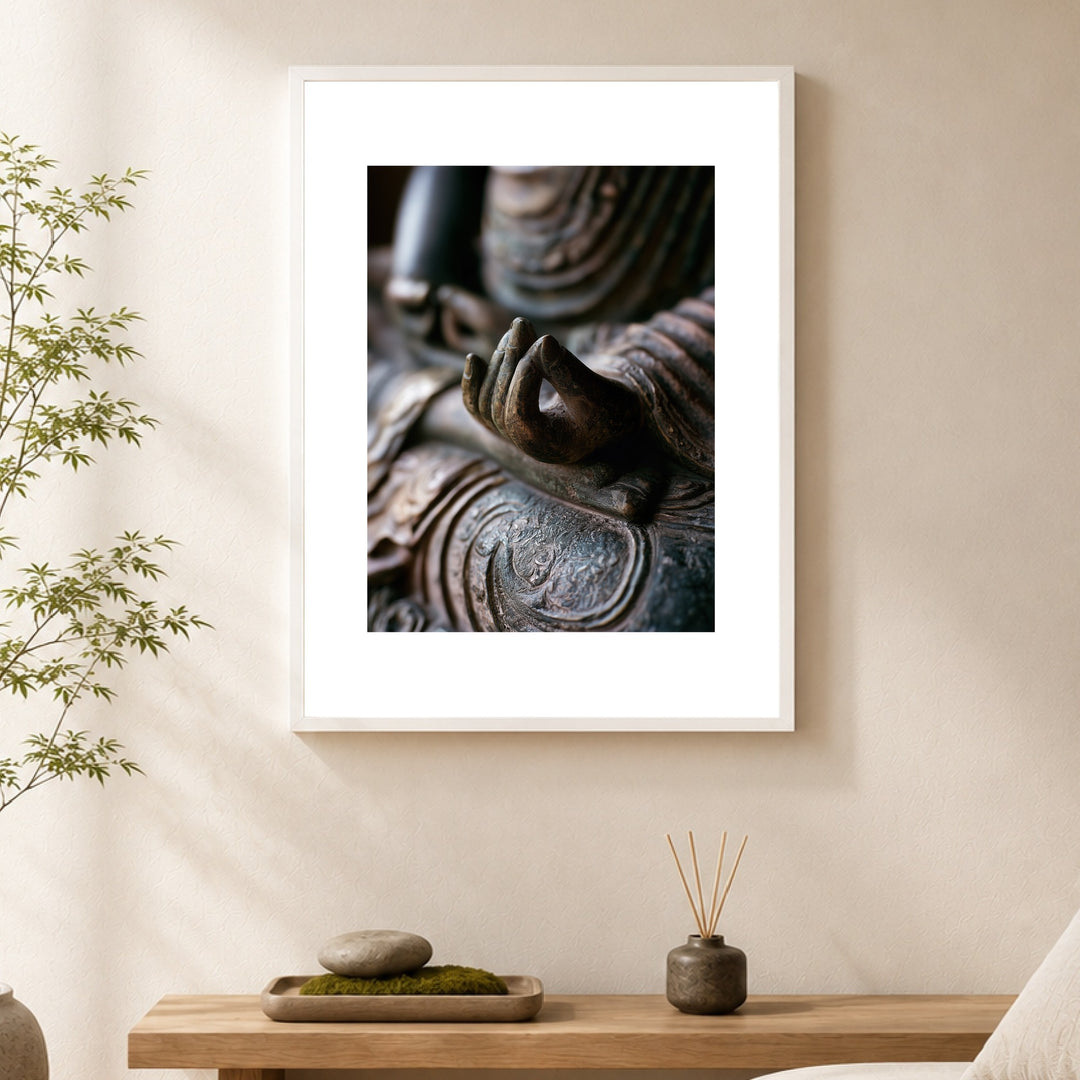 Mudra in Bronze Poster – Weißer Rahmen – Produktfoto