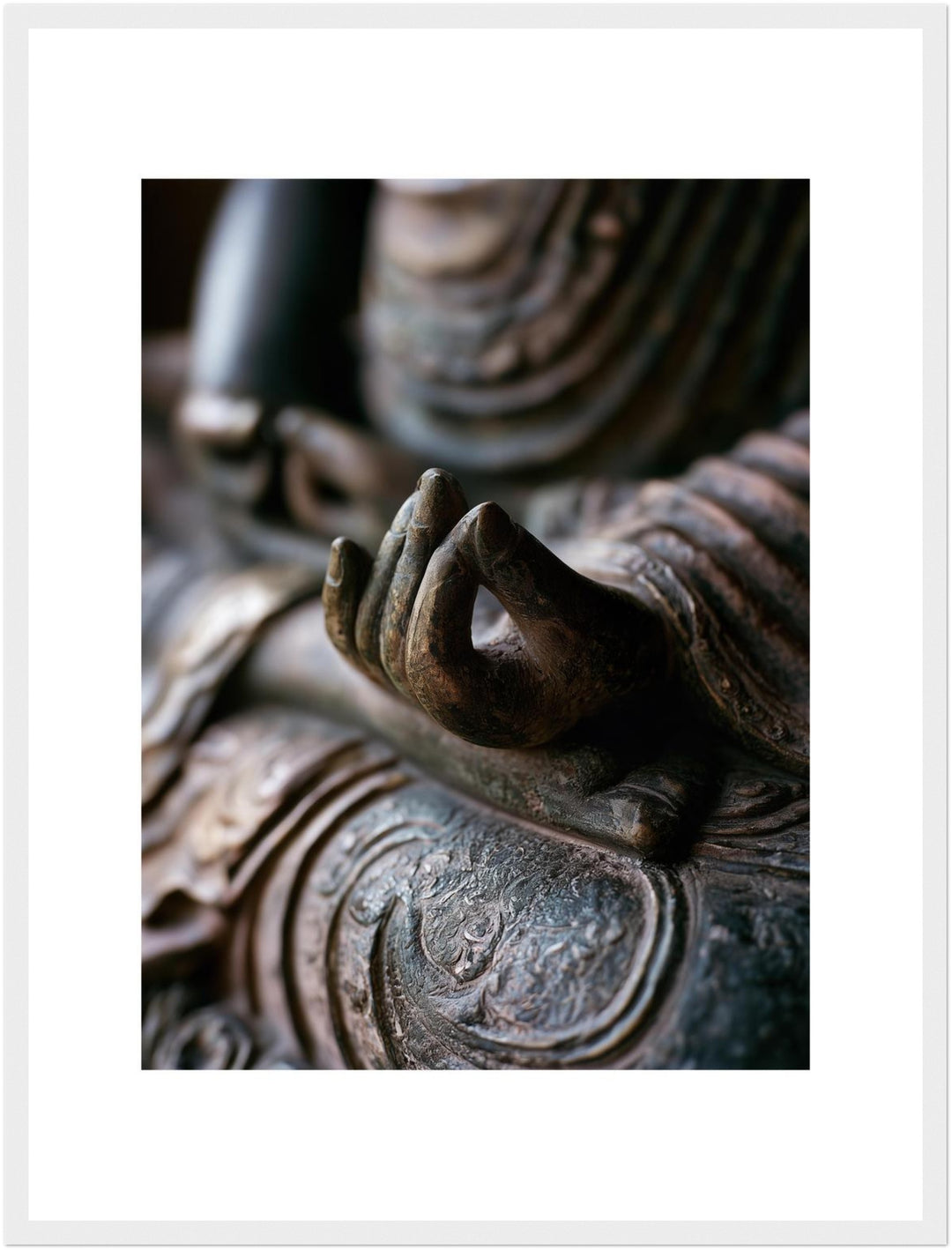 Mudra in Bronze Poster – Weißer Rahmen – Produktfoto