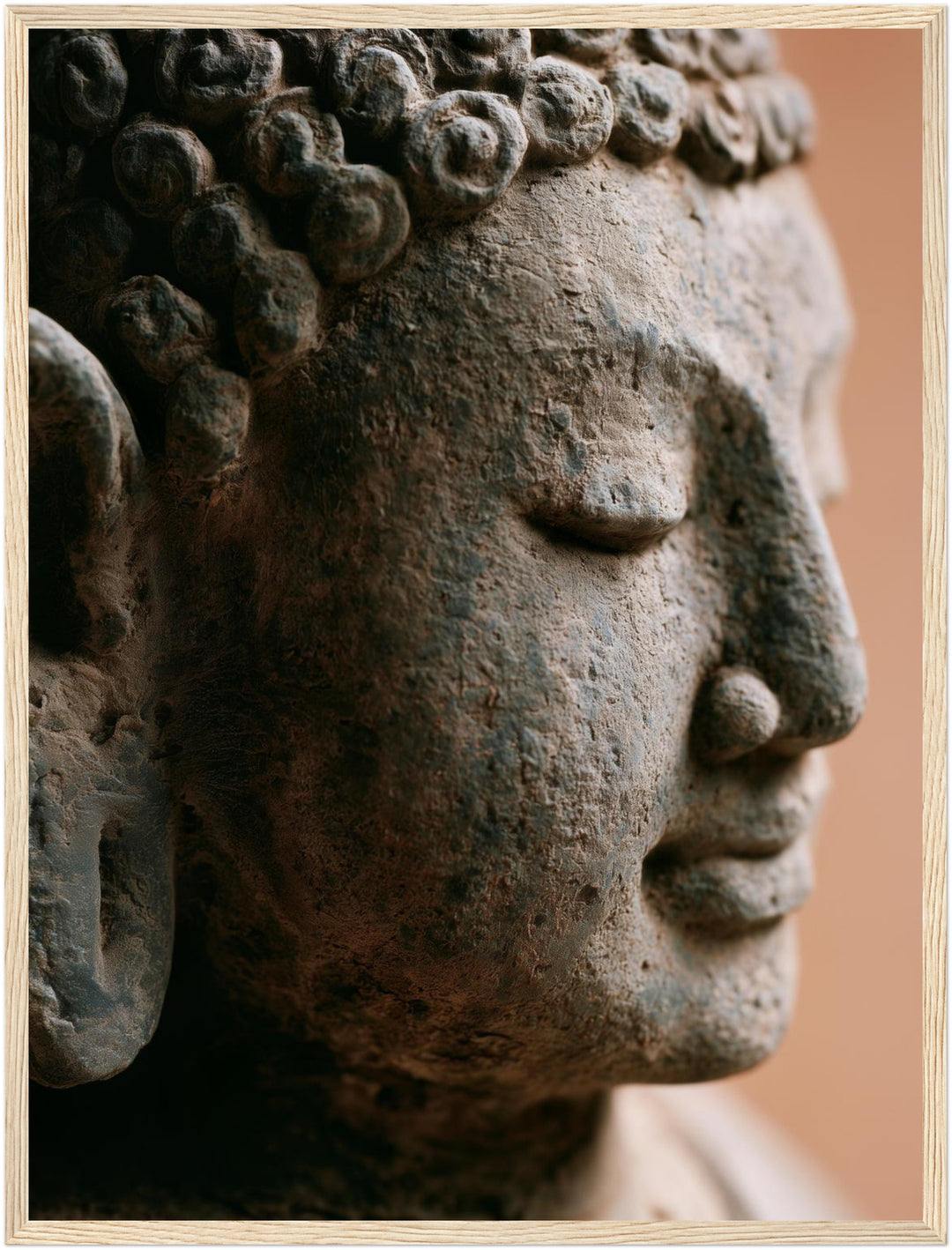 Stiller Buddha im Profil Poster – Holz natur Rahmen – Produktfoto
