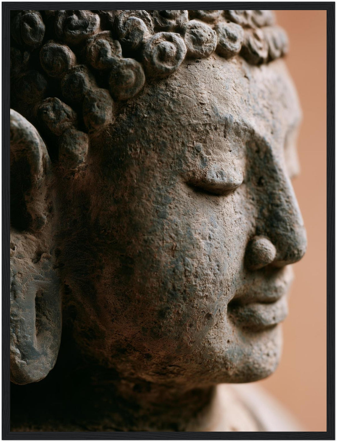 Stiller Buddha im Profil Poster – Schwarzer Rahmen – Produktfoto