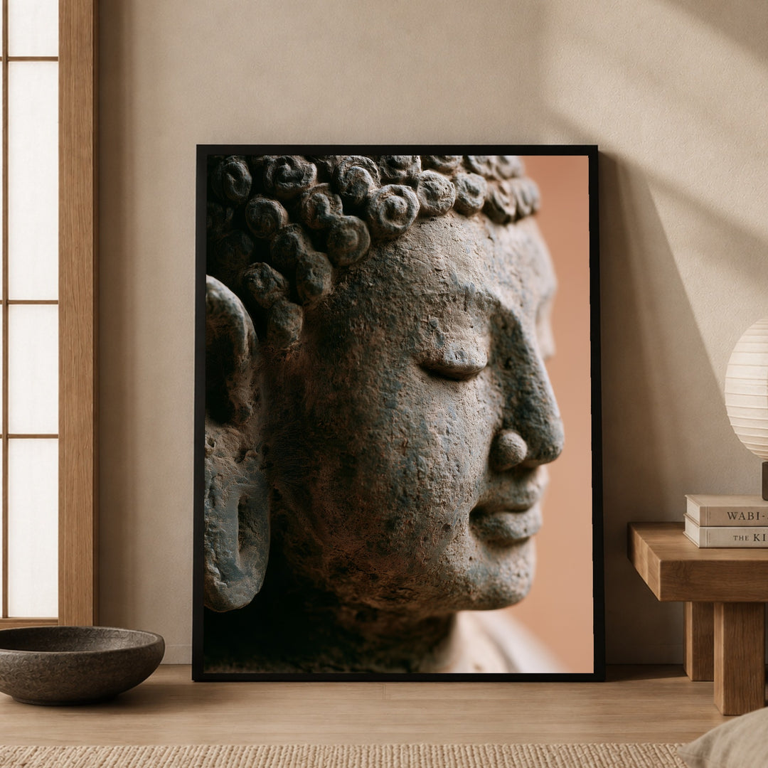 Stiller Buddha im Profil Poster – Schwarzer Rahmen – Produktfoto