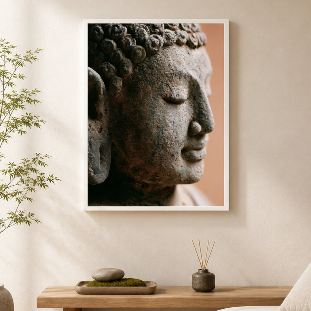 Stiller Buddha im Profil Poster – Weißer Rahmen – Produktfoto