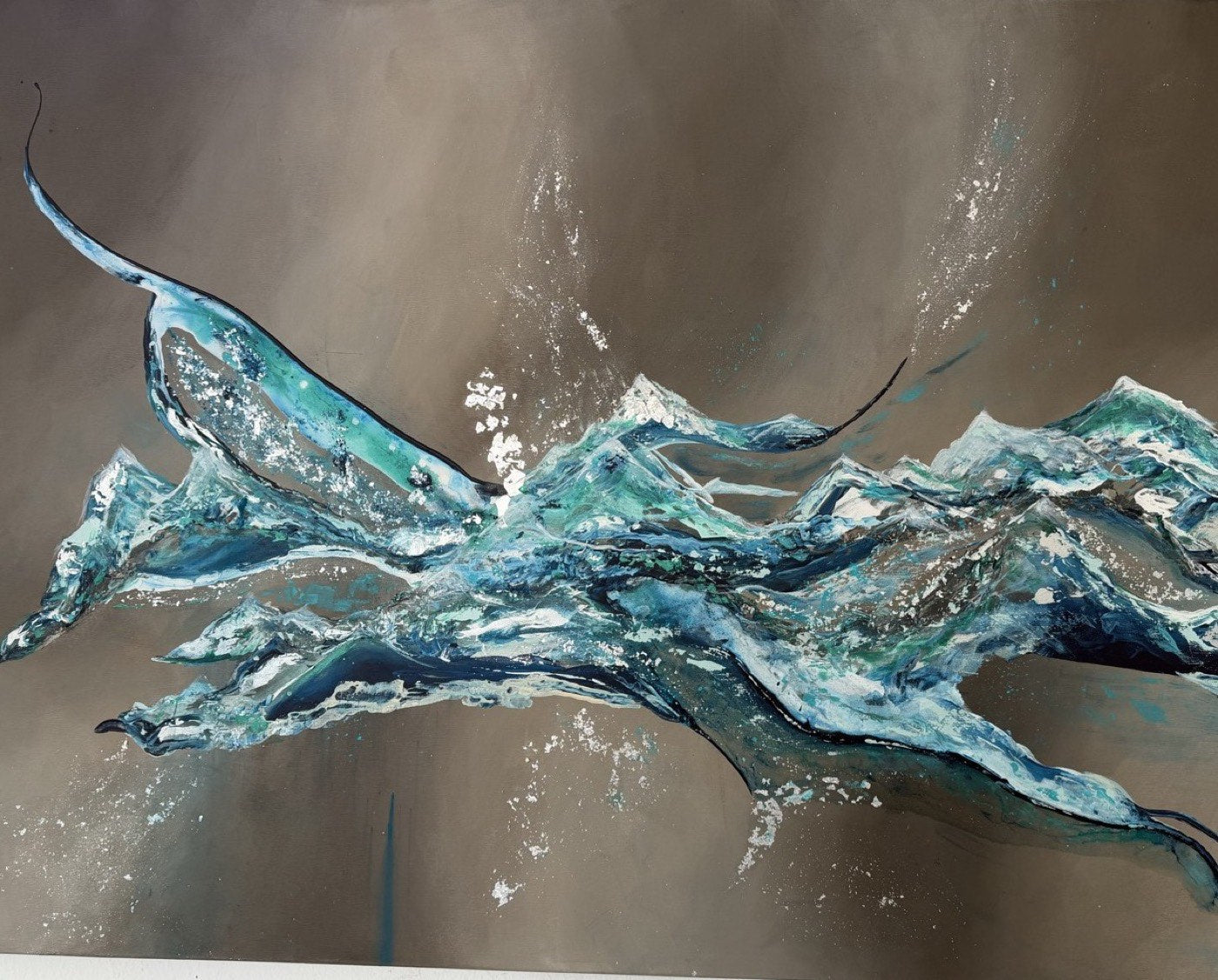 Abstraktes Werk von GILA in Blau und Türkis mit silbernen Strukturen — Acryl-Mischtechnik